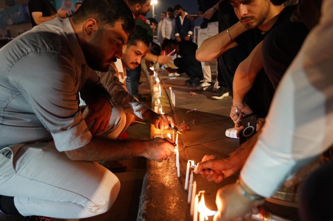 حزن تحت نصب التحرير.. ناشطون يوقدون الشموع في الذكرى السادسة لاحتجاجات تشرين