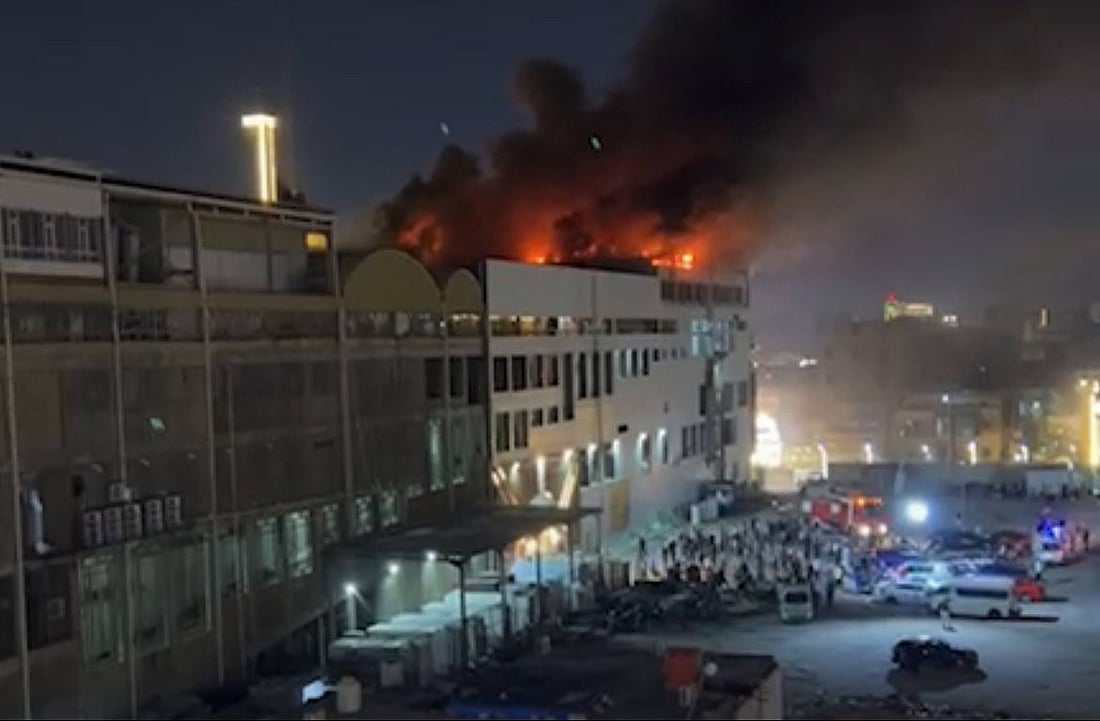 مشاهد من حريق شنشل مول في البصرة الآن