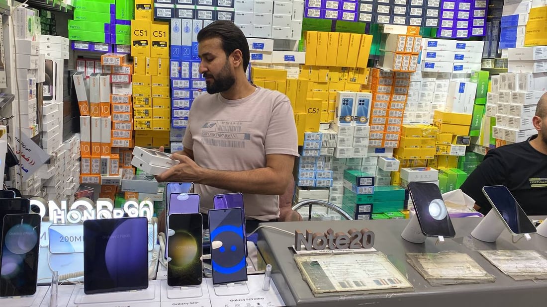 أول من أدخل أيفون 15 إلى الناصرية: بعت 20 جهاز “تيتانيوم” والسعر ناطح 3 ملايين