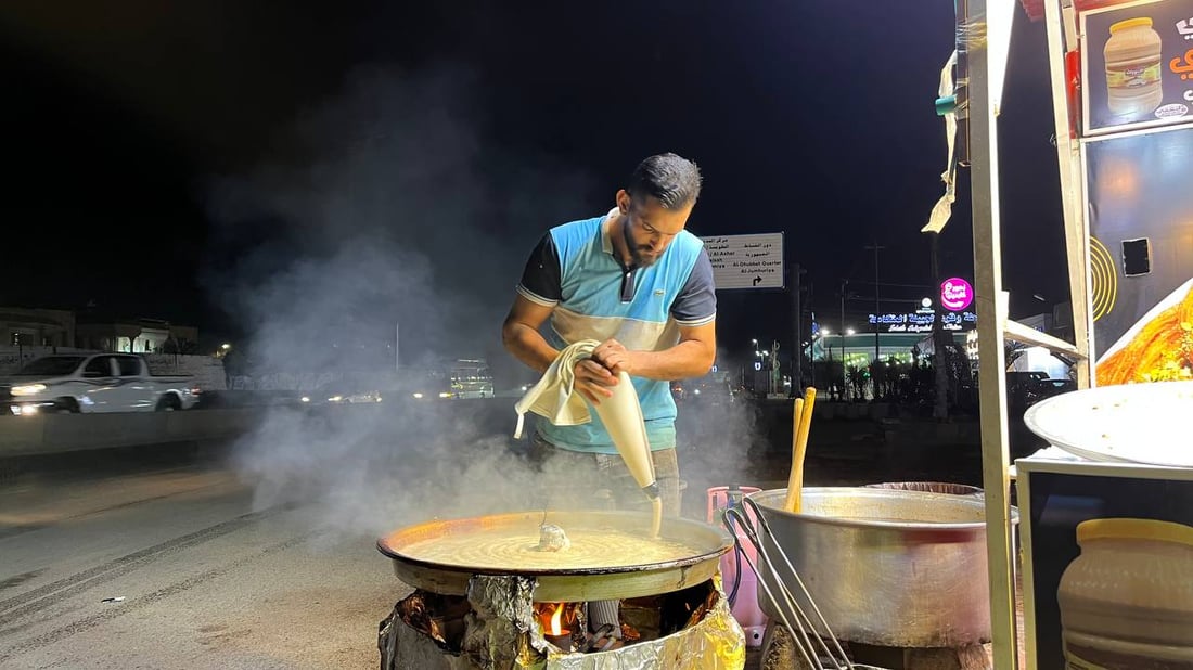 صور: بائع بغدادي “مرتبك” مع لهجات البصرة.. “رهش وعرموط” عند كشك الداطلي والراشي