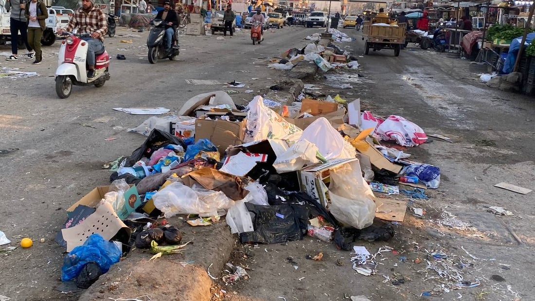 شوارع الناصرية تغرق بالنفايات إثر إضراب 1000 عامل نظافة (صور)
