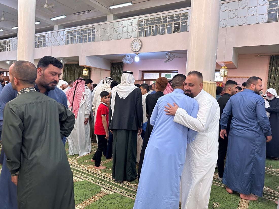 صور من حديثة: العشرات يؤدون صلاة العيد في جامع أحمد الرفاعي