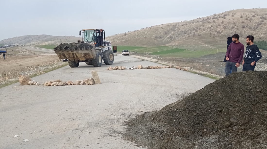 صور: متظاهرون غاضبون يغلقون طريق سليمانية – رابرين احتجاجاً على تردي الكهرباء