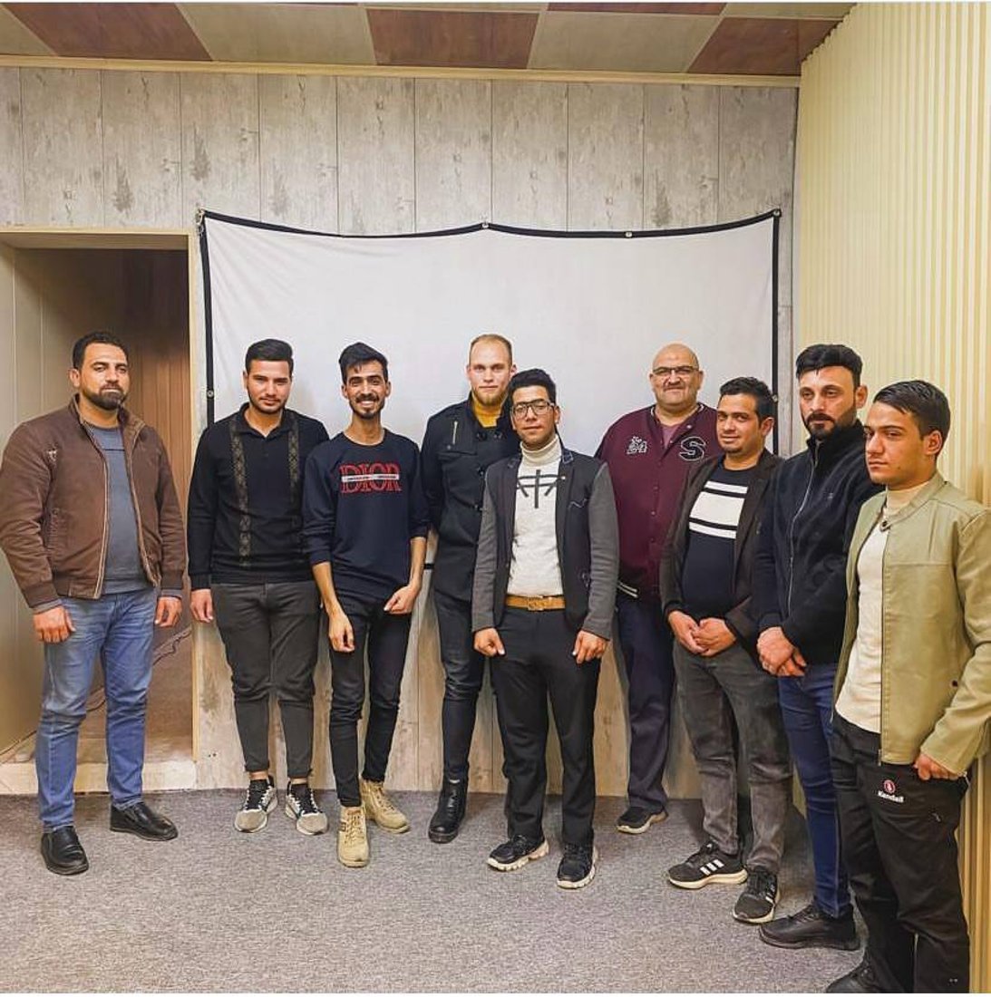 صور: شاب من العمارة يطوف على شباب كربلاء في المقاهي لتدريبهم على أصول الإدارة