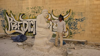لە بەردی شاخەکانی قەرەداغ پەیکەرێک بۆ قالە مەڕە دادەتاشێت