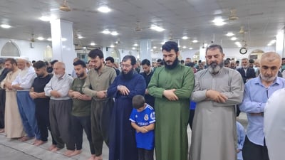 گەورە و بچووکی کەلار نوێژیان بۆ مانگگیران و ئازادبوونی كرد