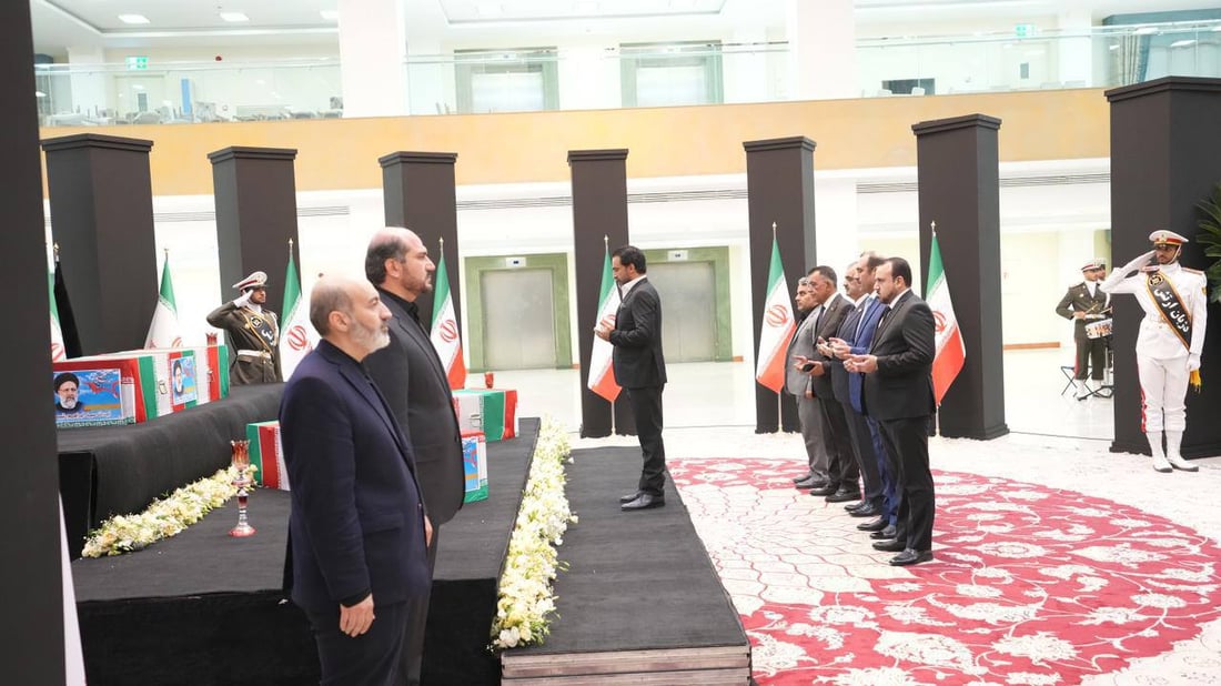 صور: الحلبوسي يقف على جنازة رئيس إيران لقراءة الفاتحة وتقديم التعازي