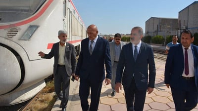 صور: مدير السكك التركي يتجول بين قطارات البصرة