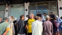 شاب نجفي يفاجئ عمال مسطر الكوفة.. أجور بلا عمل وزيارة مجانية لمرقد الإمام علي