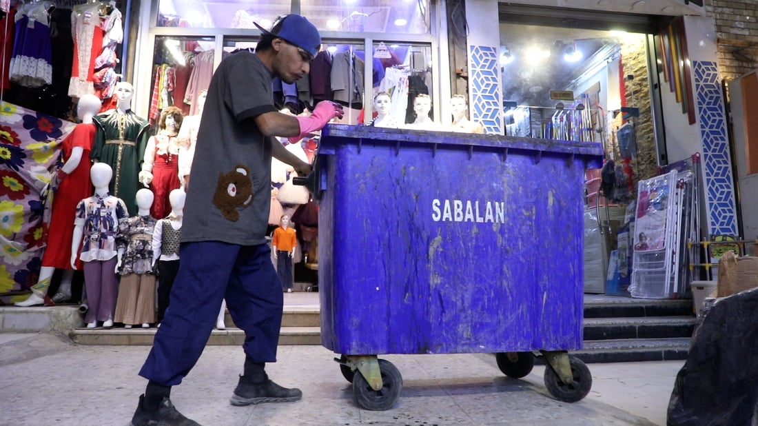 يتواصل بالإشارة ويعادل 5 عمال.. حيدر ينظف سوق الديوانية 4 سنوات بلا راتب (صور)