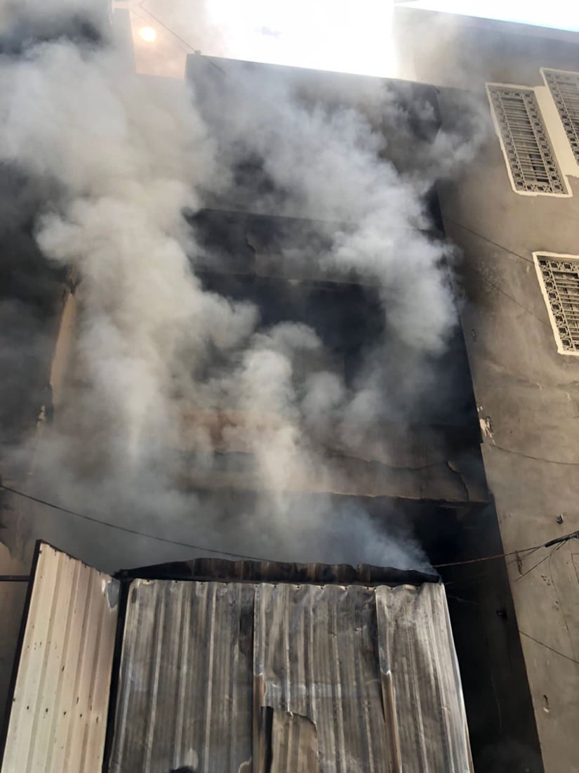 صور: الدفاع المدني يخمد حريقاً اندلع داخل بناية تجارية في بغداد الجديدة